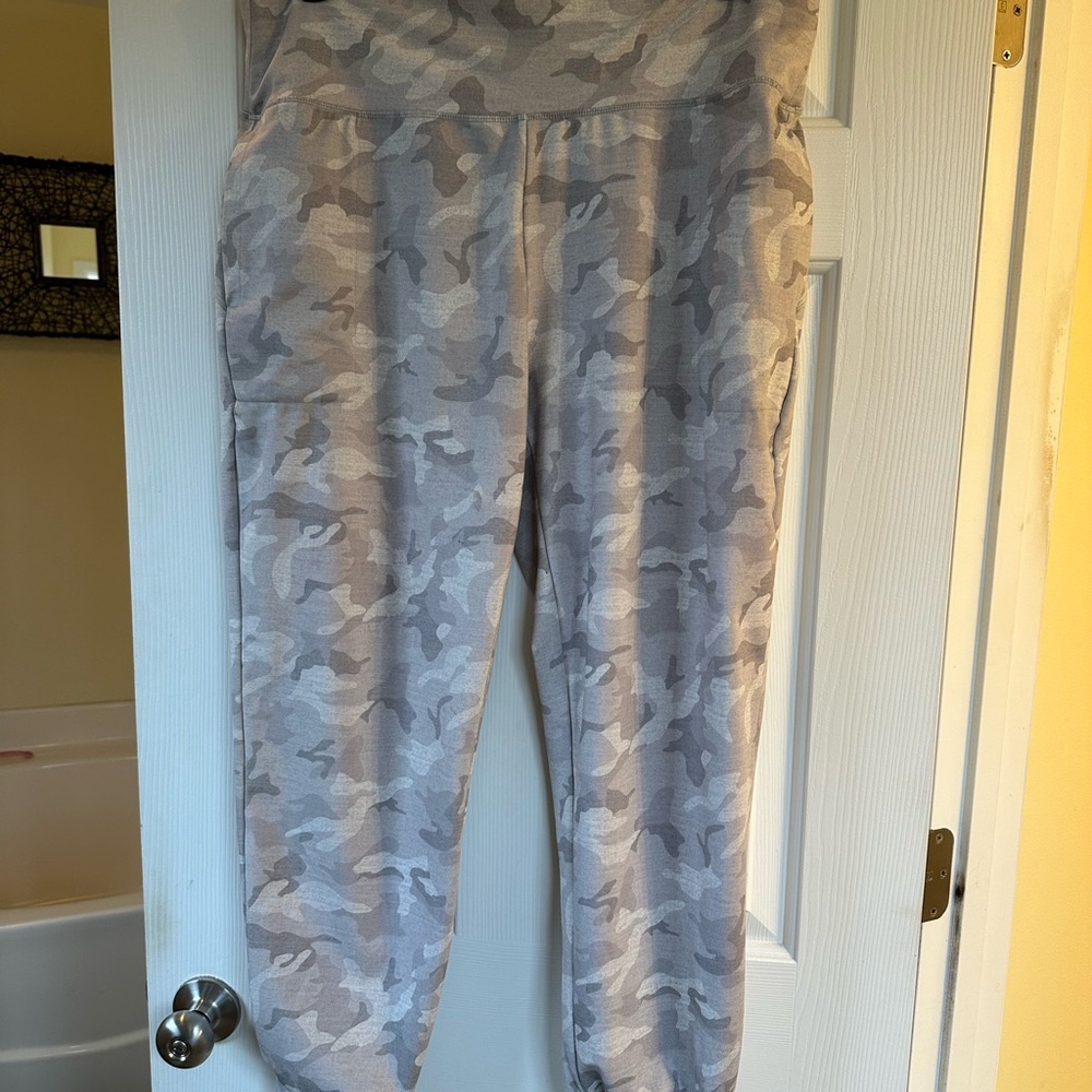Rachel Zoe Light Gray Camouflage Performance Joggers Women’s XL